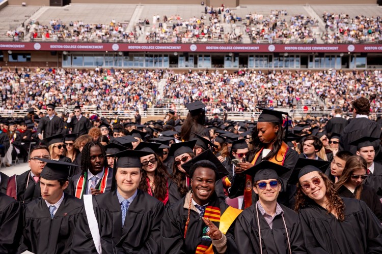 Sinh viên trong sân vận động của Boston College