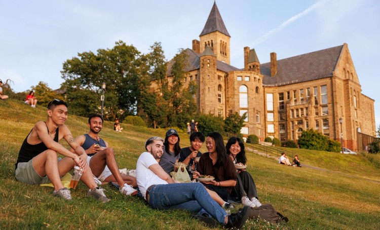 Sinh viên ngoài khuôn viên Cornell University