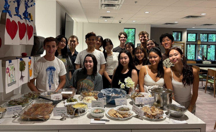 Sinh viên Emory University liên hoan cùng nhau