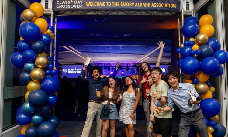 Sinh viên Emory University chụp ảnh lưu niệm với nhau