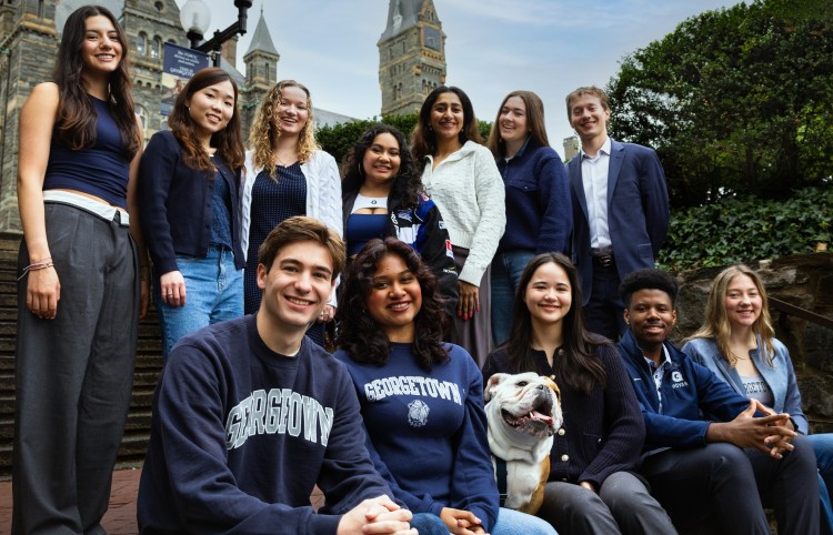 Sinh viên chụp ảnh ngoài khuôn viên Georgetown University