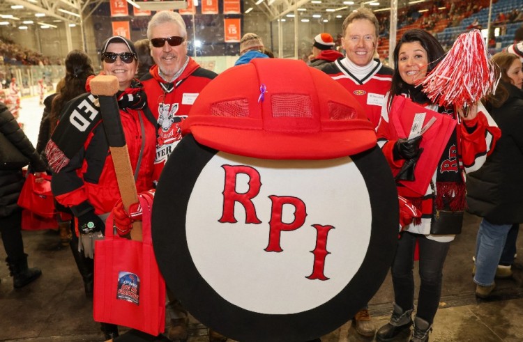 Mọi người chụp ảnh cùng biểu tượng của Rensselaer Polytechnic Institute