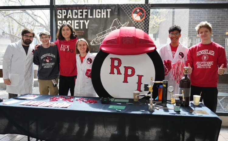 Các sinh viên Rensselaer Polytechnic Institute chụp ảnh lưu niệm