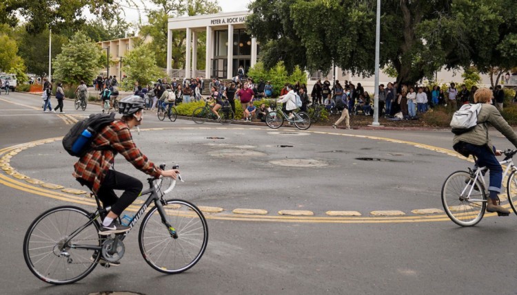 The University of California sinh viên đi xe đạp trong khuôn viên trường