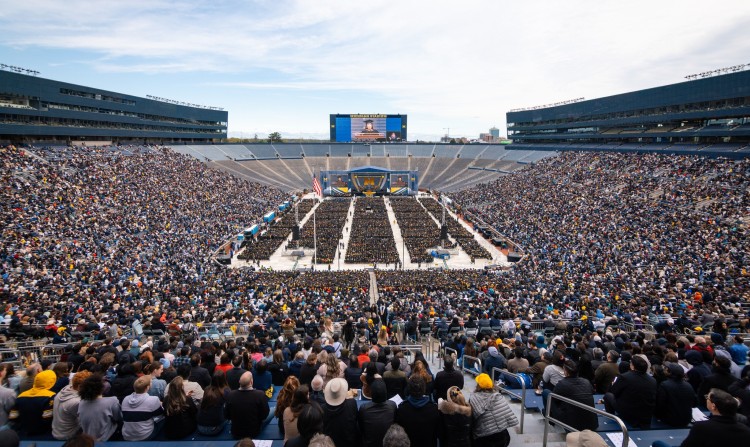 Sinh viên trong sân vận động của University Of Michigan