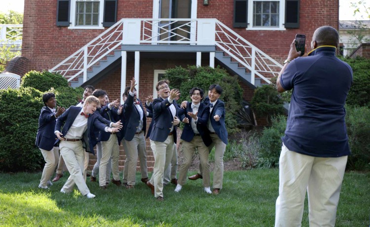 University Of Virginia nhóm sinh viên nam đang chụp ảnh lưu niệm