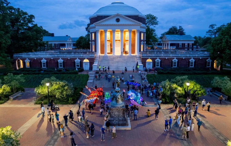 Một lễ hội tại University Of Virginia buổi chiều tối