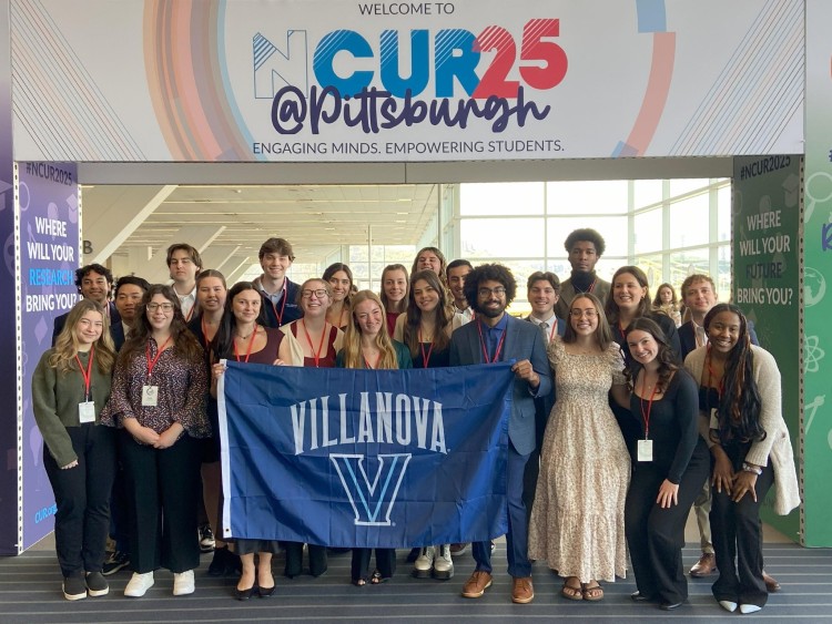 Sinh viên chụp ảnh cùng cờ Villanova University