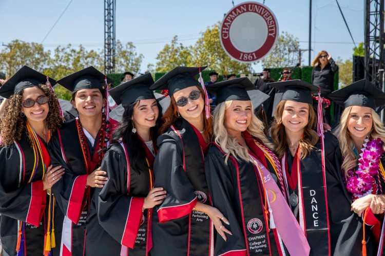 Sinh viên Chapman University trong lễ tốt nghiệp