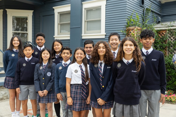 Học sinh của Fairmont Schools chụp ảnh lưu niệm