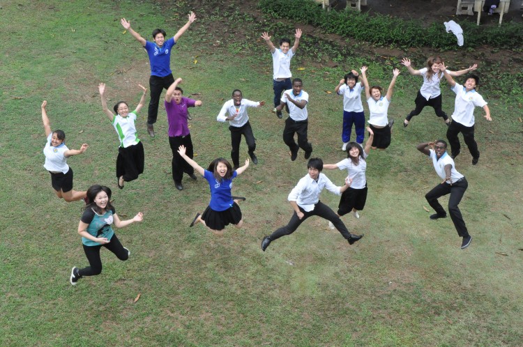 Sinh viên Asia-Pacific International University chụp ảnh lưu niệm