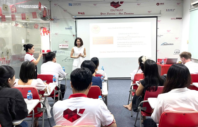 Đông khách hàng tham gia buổi gặp NHL Stenden University of Applied Sciences