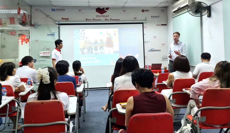 Đại diện NHL Stenden University of Applied Sciences diễn thuyết