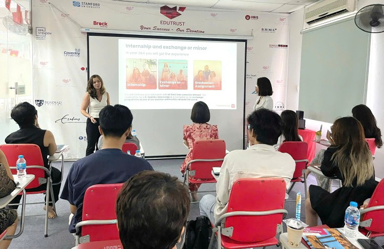 Đại diện Rotterdam University of Applied Sciences diễn thuyết