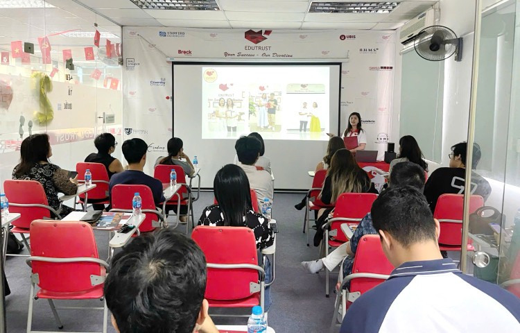 Đông khách tham gia gặp gỡ Rotterdam University of Applied Sciences