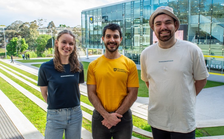 sinh viên Flinders University chụp ảnh lưu niệm