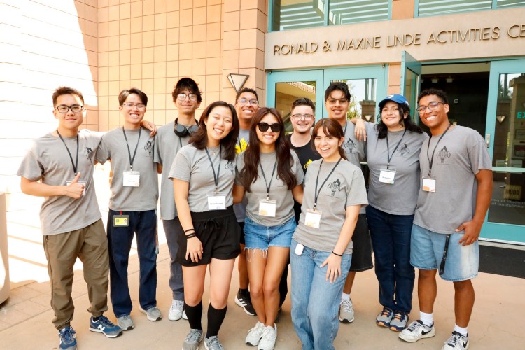 Sinh viên Harvey Mudd College mặc đồng phục