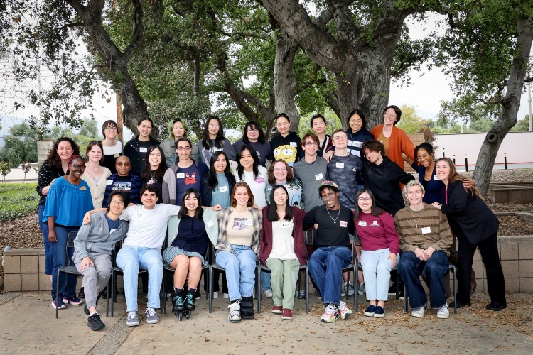 Sinh viên Harvey Mudd College chụp ảnh lưu niệm