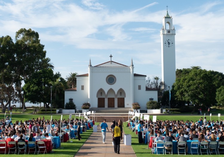 Sinh viên tập trung bên ngoài Loyola Marymount University