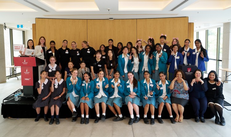 Sinh viên Macquarie University chụp ảnh lưu niệm