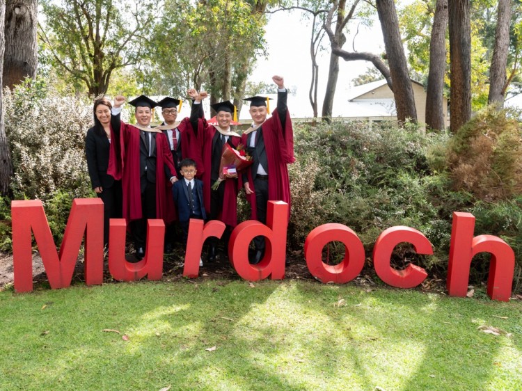 Nhóm sinh viên Murdoch University chụp ảnh lưu niệm