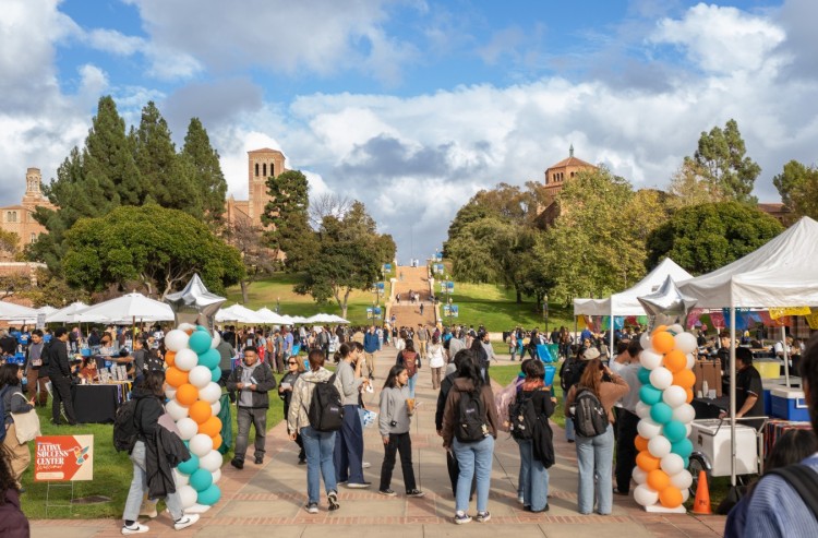 Sinh viên UCLA trong ngày hội lớn