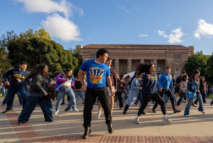 Sinh viên UCLA đang tập nhảy