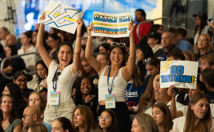 Sinh viên UCSD đang nhiệt tình cổ động