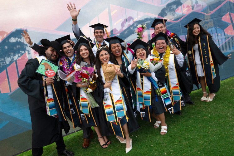 Sinh viên UCSD trong lễ tốt nghiệp