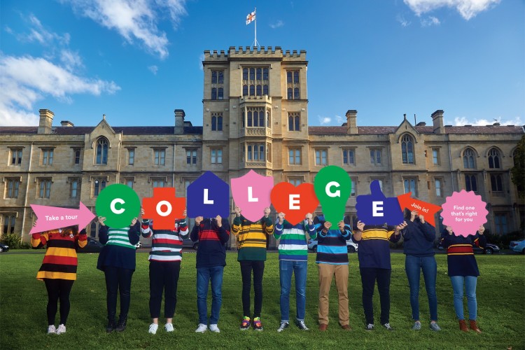 Sinh viên xếp chữ tại The University of Melbourne