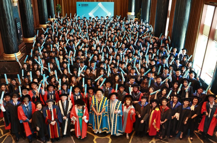 Giảng viên và sinh viên Victoria University trong lễ tốt nghiệp
