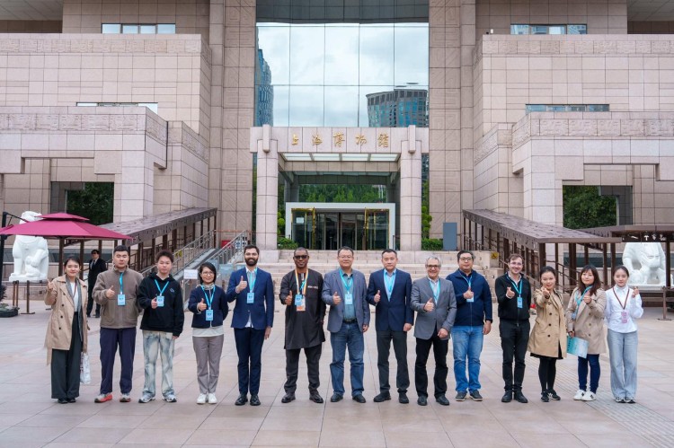 Giảng viên và sinh viên Đại học Phục Đán chụp ảnh lưu niệm