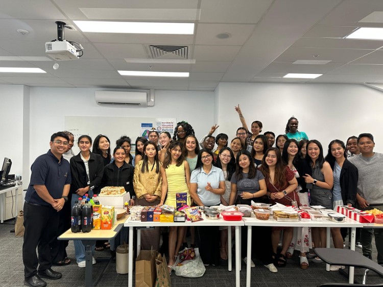 Sinh viên West Australian Institute of Further Studies liên hoan